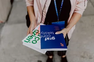 那个女人手里拿着书