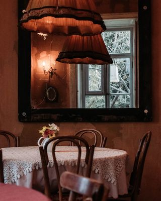 家具，椅子，家居装饰，桌子，餐桌，房间，室内，餐厅