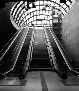 自动扶梯的灰度照片