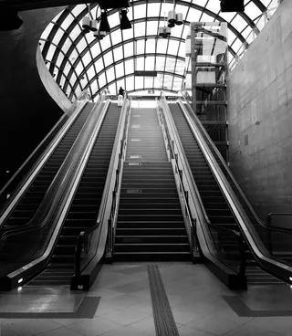 自动扶梯的灰度照片