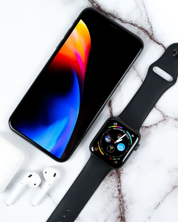 黑色铝表壳，黑色运动表带，白色表面有Apple AirPods