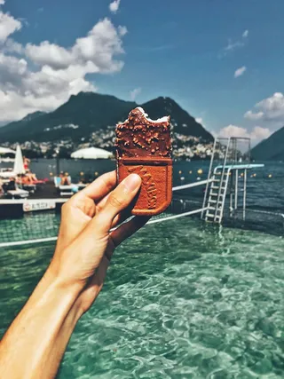 拿着巧克力棒的人