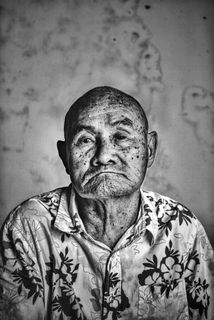 身穿领口纽扣上衣的男子的灰度照片