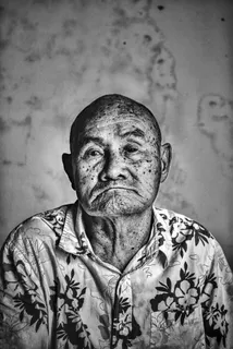 身穿领口纽扣上衣的男子的灰度照片 身穿领口纽扣上衣的男子的灰度照片
