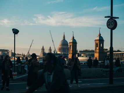 一群人站在路边