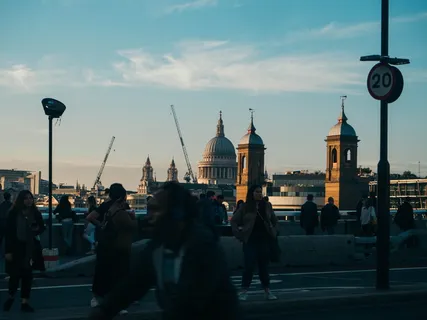 一群人站在路边