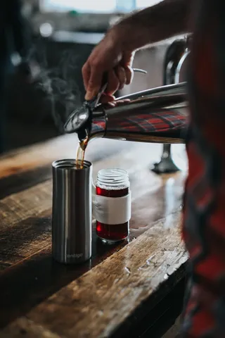 保温瓶，加热器，咖啡，茶，饮料，真空瓶，木制，桌子