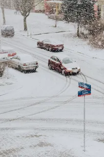 有汽车的雪地街道 有汽车的雪地街道