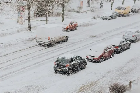 有汽车的雪地街道
