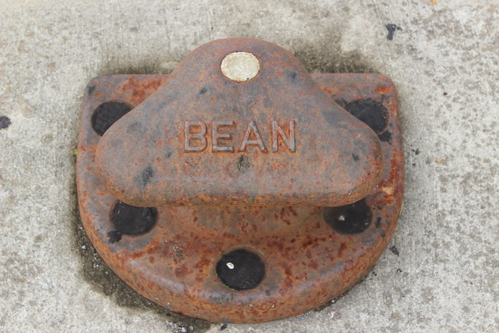 旧的、生锈的、铁的、海的、码头的、船只的、码头的、系船柱的