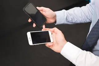 商人们拿着空白的iPhone照片