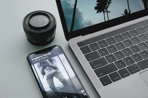 MacBook Pro旁边的黑色手机