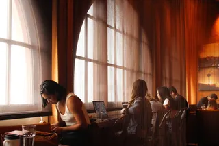 使用她的笔记本电脑的女人