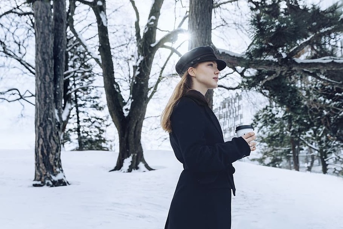 站在雪林中的女人照片