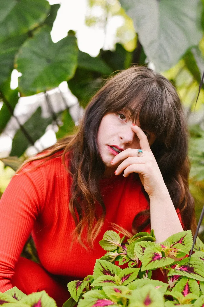 抱着鼻子的女人