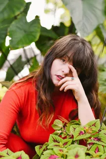 抱着鼻子的女人