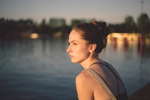 浅色照片中女性侧脸 浅色照片中女性侧脸