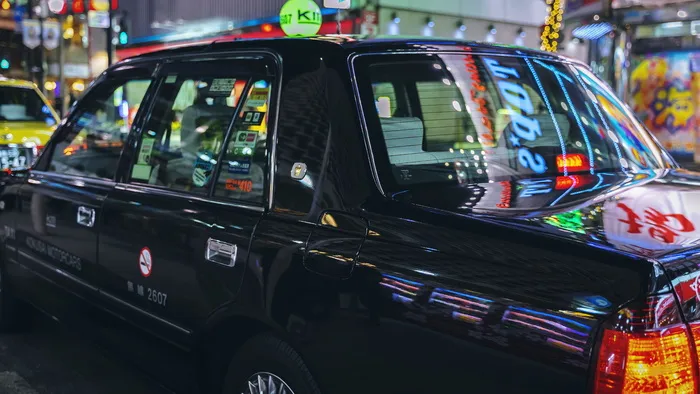 夜间路边的黑色轿车