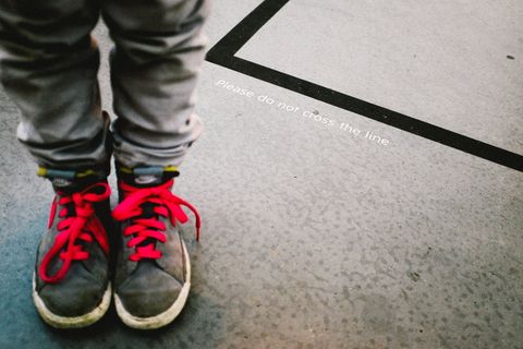 穿着黑白耐克篮球鞋的人