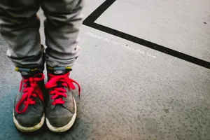 穿着黑白耐克篮球鞋的人