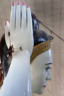 佛像，佛像清洁工，清洁，雕塑，刷子，擦拭，无人，高角度观看