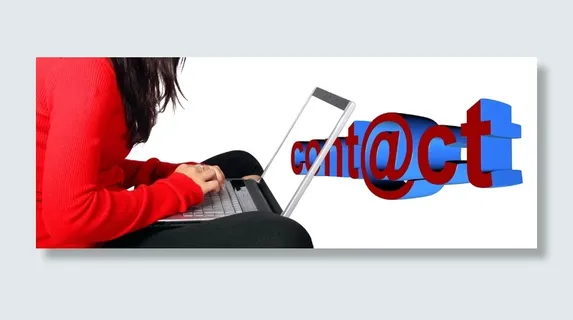 女士，正在使用，银色笔记本电脑，记录联系人，笔记本电脑，at，邮件，电子邮件