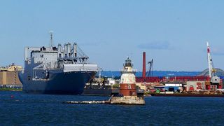 纽约港的上纽约湾灯塔，背景为巴约纳造船厂。