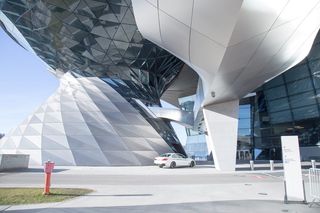 停在大楼旁边的白色汽车