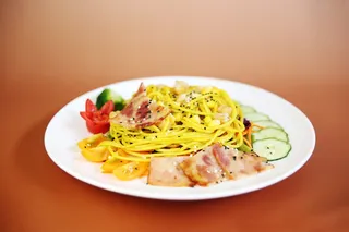 白色陶瓷盘上的意大利面