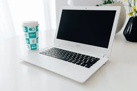 在家里桌上放着笔记本电脑的工作场所