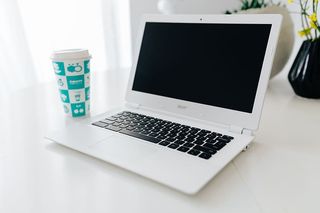 在家里桌上放着笔记本电脑的工作场所