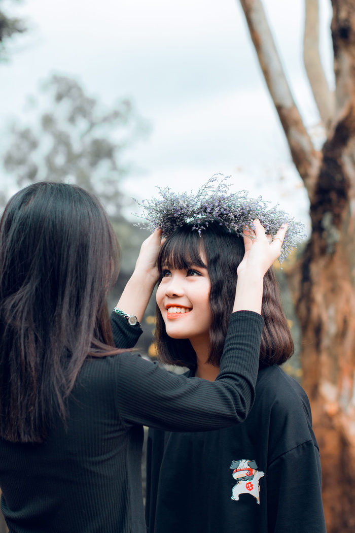 给另一个女人戴皇冠的女人