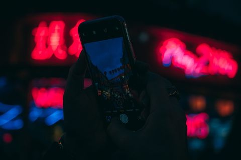 带黑色外壳的黑色 Android 智能手机