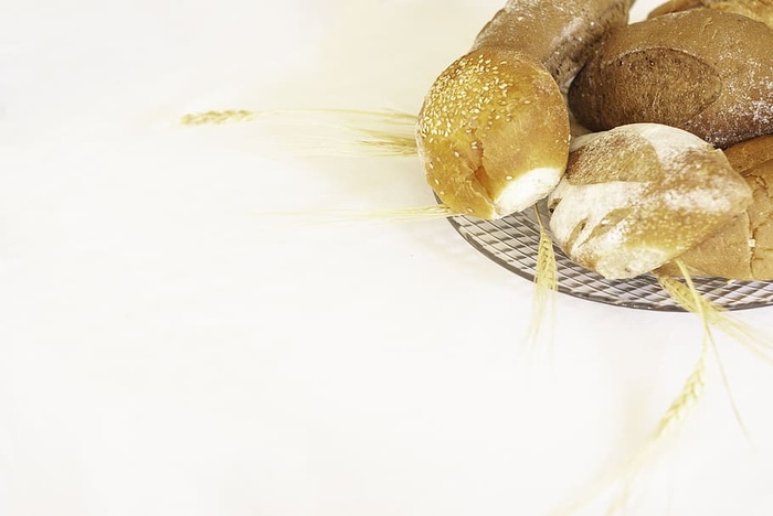 盘子上的糕点、面包、馒头、食品、白面包、小麦、盘子、谷物