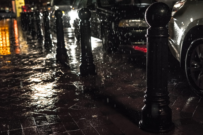 落下的雨下，黑色路面上的黑柱子