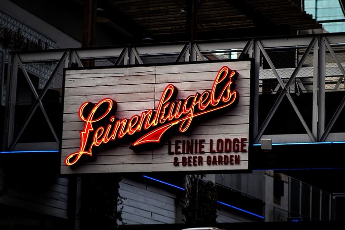 Leinenkugel的Leinie Lodge&Beer Garden标识已打开