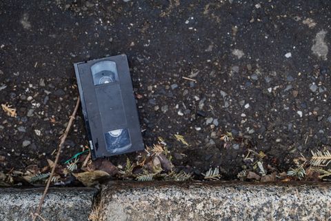 黑色表面上的黑色VHS胶带