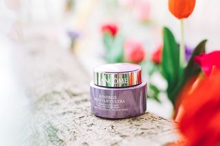 棕色垫上的Renergie Multi-Lift Ultra集装箱