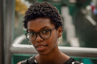 戴黑框眼镜的女人