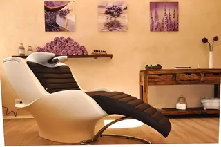 白色，棕色，沙龙椅，洗手盆，美发沙龙，理发美容店，美发师，洗衣店