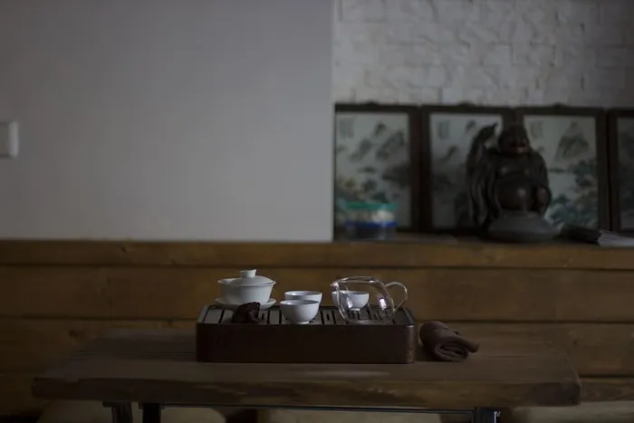 长方形棕色木制托盘，带容器