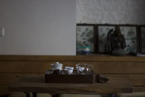 长方形棕色木制托盘，带容器