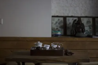 长方形棕色木制托盘，带容器