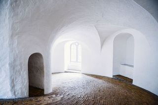 丹麦哥本哈根一栋白色建筑的内部照片