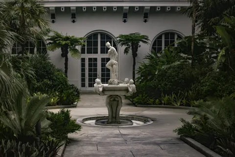 美国，棕榈滩，亨利·莫里森·弗拉格勒博物馆，雕像，庭院，弗拉格勒博物馆，佛罗里达州，植物