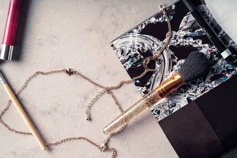 化妆刷和珠宝照片