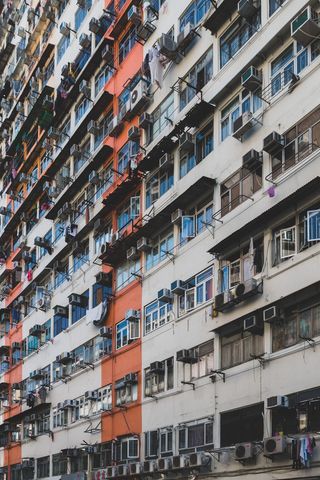 白色和棕色混凝土建筑