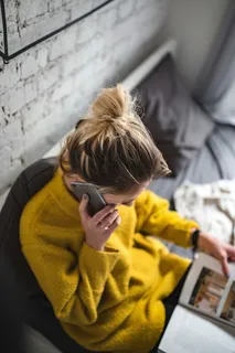 躺在床上看杂志的年轻女子