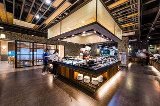 三、人、站、厨房、夜间、自助餐、沙拉吧、餐厅