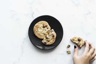 黑色陶瓷盘上的两块饼干